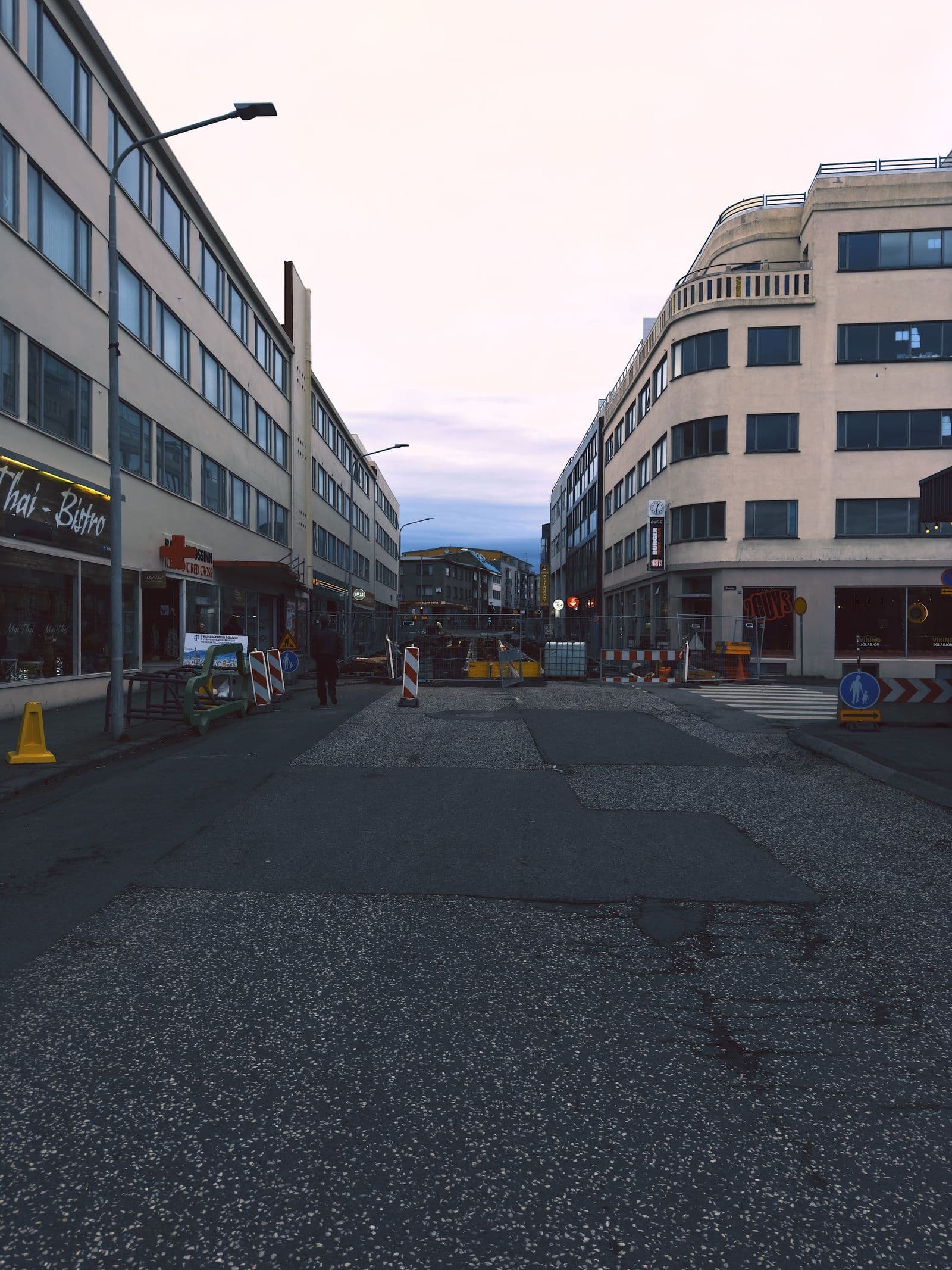 Gata í miðborg Reykjavíkur með steinsteyptum byggingum beggja vegna.